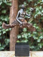 Uniek handgemaakt kunstbeeld – Vrouw met vogel op drijfhout, Ophalen of Verzenden