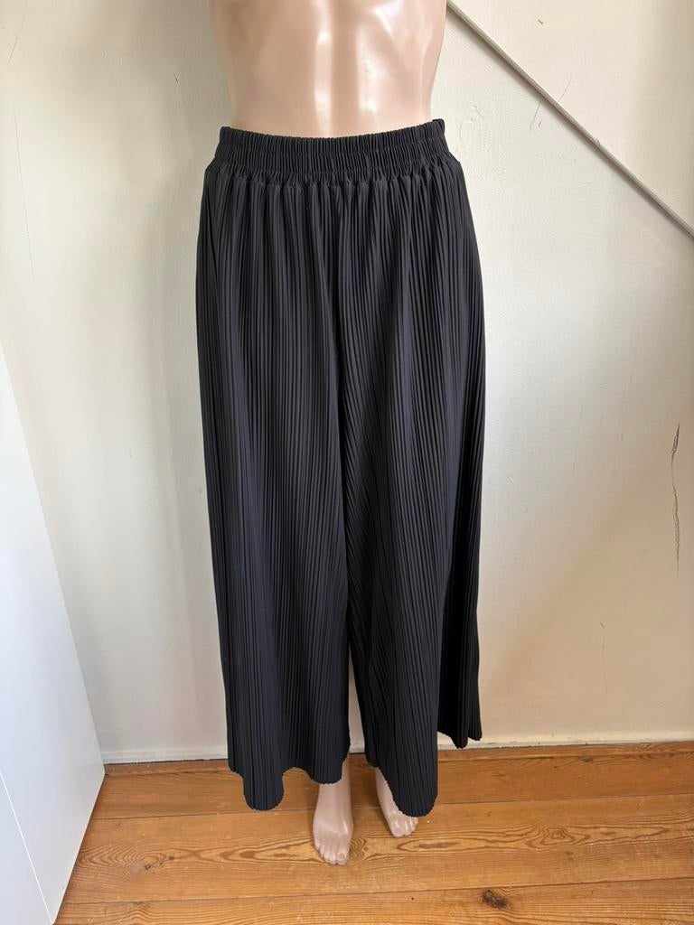 Raizzed 7/8 broek zwart maat M wijde pijpen motief “plisse”, Kleding | Dames, Maat 38/40 (M), Zwart, Ophalen of Verzenden, Zo goed als nieuw