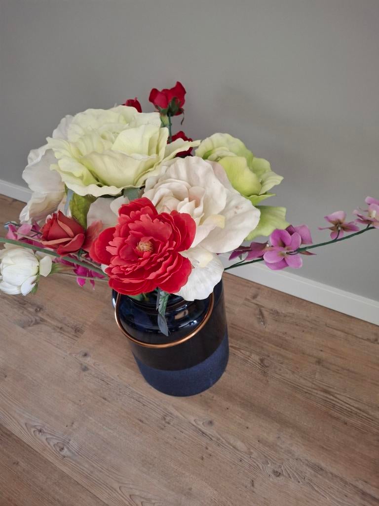 Vaas met kunstbloemen, Huis en Inrichting, Ophalen of Verzenden, Nieuw, Aardewerk of Porselein, Minder dan 50 cm