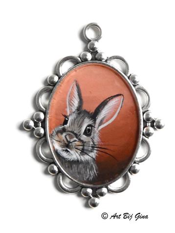 Leuk Konijntje geschilderd op een mooie metalen hanger beschikbaar voor biedingen
