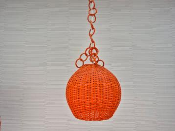 Rotan hanglamp oranje. Vintage rieten lamp met ketting. beschikbaar voor biedingen