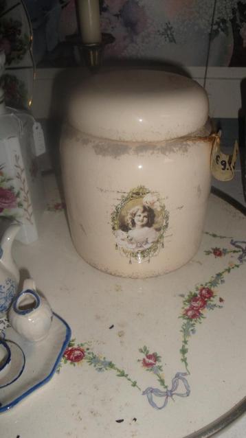 aardewerk pot met deksel beschikbaar voor biedingen