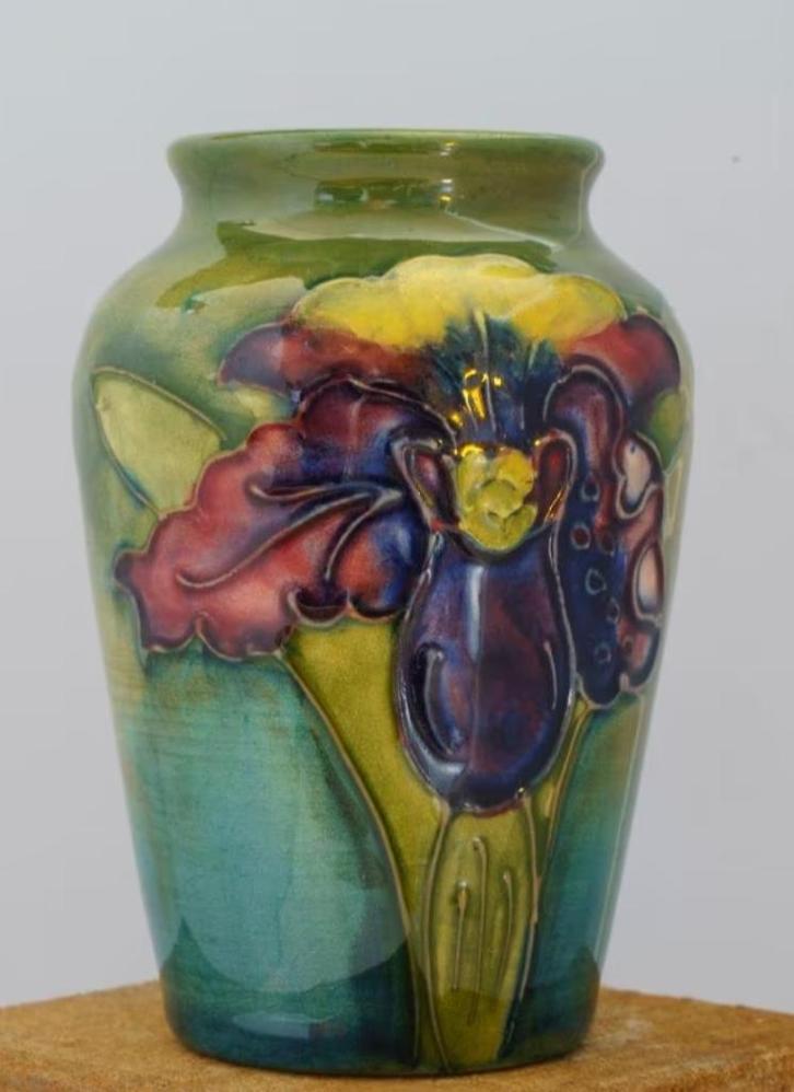 Walter Moorcroft Vaas in zeer goede staat Orchidee/Iris 1955, Antiek en Kunst, Antiek | Vazen, Ophalen of Verzenden