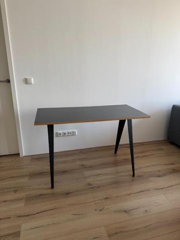Grijs bureau beschikbaar voor biedingen