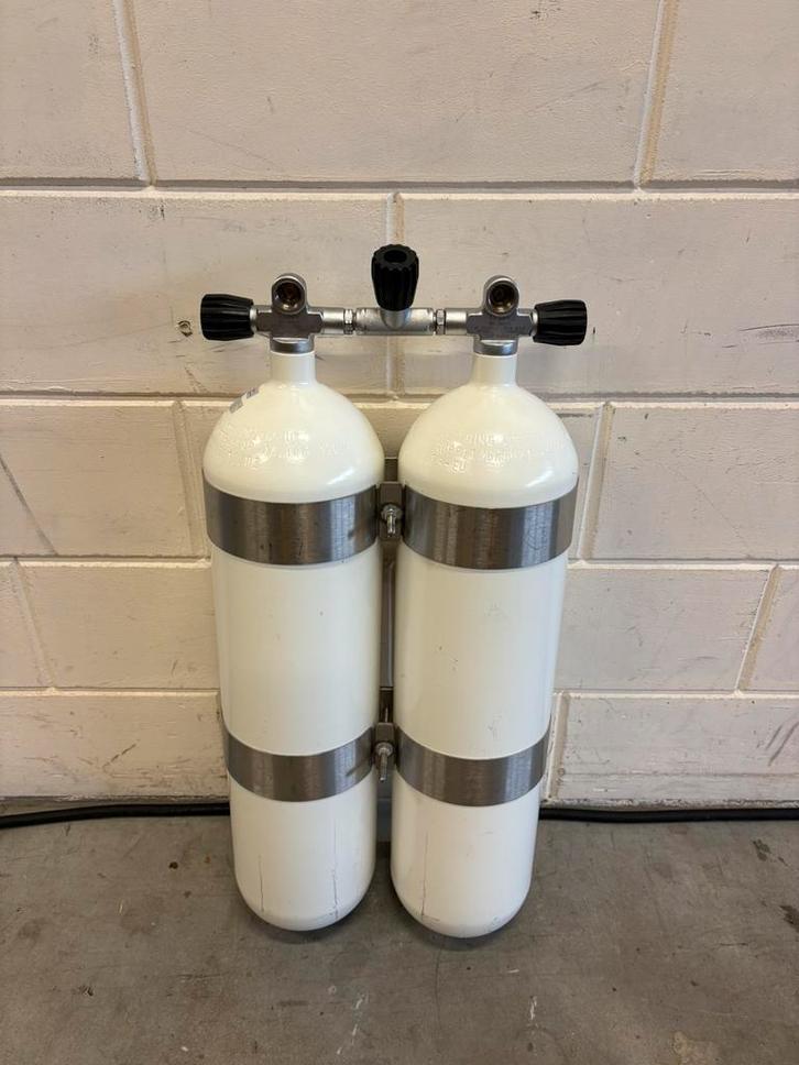 Dubbelset D12 230 bar gekeurd t/m 10-2030, Watersport en Boten, Duiken, Zo goed als nieuw, Duikfles, Ophalen