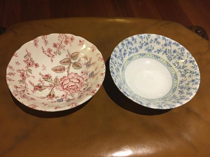 2 fraaie dessertkommetjes / notenschaaltjes, Huis en Inrichting, Keuken | Servies, Zo goed als nieuw, Kom(men), Overige stijlen