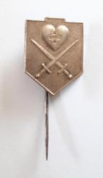 Vintage zilverkleurig speldje 2 zwaarden en hart met kruisje, Gebruikt, Ophalen of Verzenden, Speldje of Pin, Overige onderwerpen