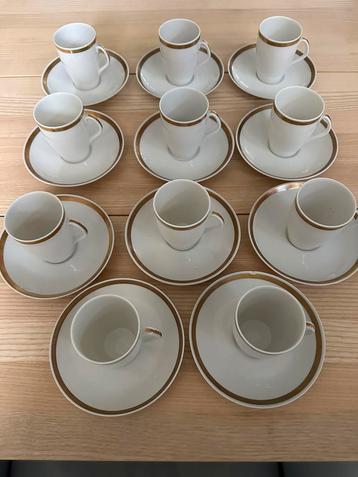 Mosa 11 koffiekop en schotels wit met brede gouden rand beschikbaar voor biedingen