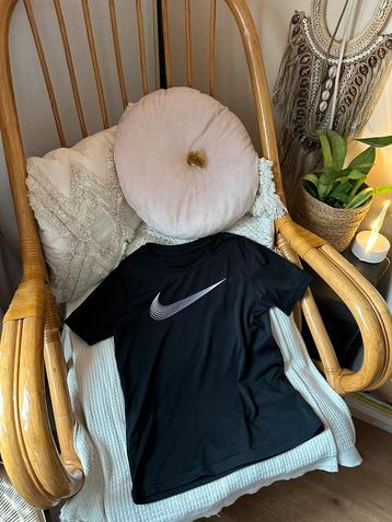 Zwart t-shirt met logo van Nike - maat xs beschikbaar voor biedingen