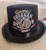 Abraham Hoed - 50 Jaar!, Hobby en Vrije tijd, Feestartikelen, Ophalen of Verzenden, Zo goed als nieuw, Hoed of Pruik