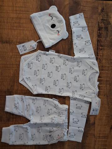 Kraamcadeau. Romper, Broek & Beanie beschikbaar voor biedingen