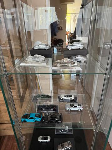 Vitrine kast in zeer mooie staat met magneet deurtjes beschikbaar voor biedingen