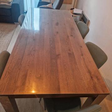Stijlvolle houten tafel beschikbaar voor biedingen