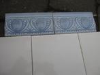 80 stuks antieke grijsblauwe randtegels met motief in relief, Antiek en Kunst, Ophalen