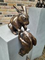 Bronzen beeld helpende  hazen, Antiek en Kunst, Antiek | Koper en Brons, Ophalen of Verzenden