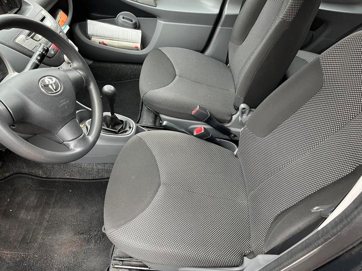 Toyota Aygo 1.0 12V Vvt-i 5DRS 2011 Grijs, Auto's, Toyota, Particulier, Aygo, Airconditioning, Navigatiesysteem, Benzine, Euro 5