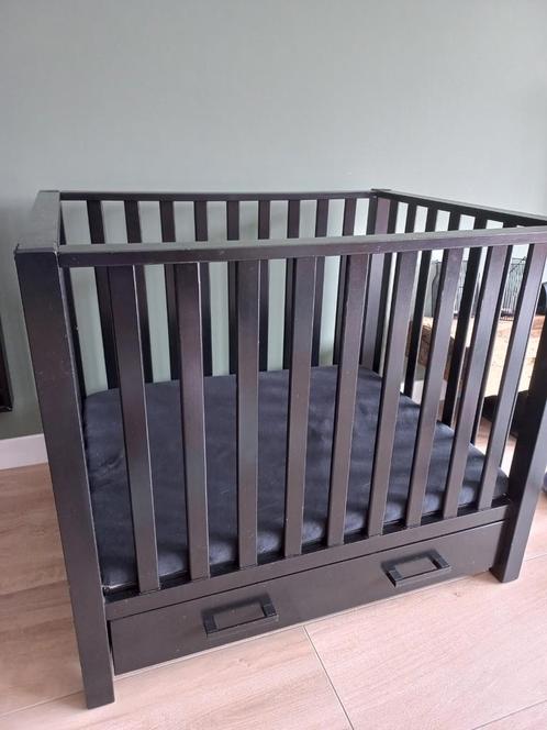 Zwarte baby box met lade en box matras, Kinderen en Baby's, Boxen, Gebruikt, Rechthoekig, Boxkleed, Lade, Ophalen of Verzenden