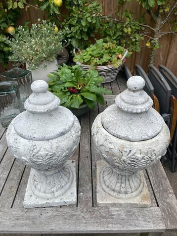 2 mooie brocante tuinpotten franse stijl beschikbaar voor biedingen