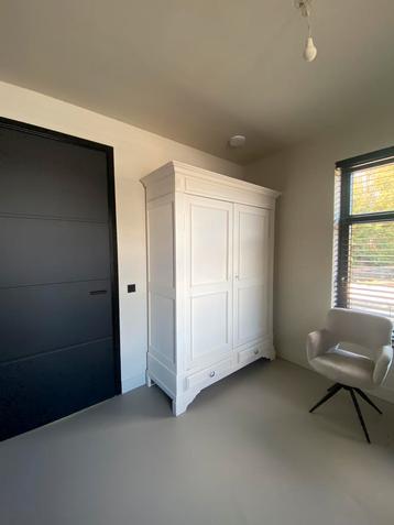 Prachtige oude en opgeknapte Franse Broodkast beschikbaar voor biedingen