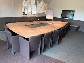 Vergadertafel groot met stoelen beschikbaar voor biedingen
