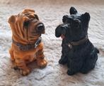 Honden Beelden Set Shar Pei en Terriër, Ophalen of Verzenden, Gebruikt, Kunststof, Dierenbeeld