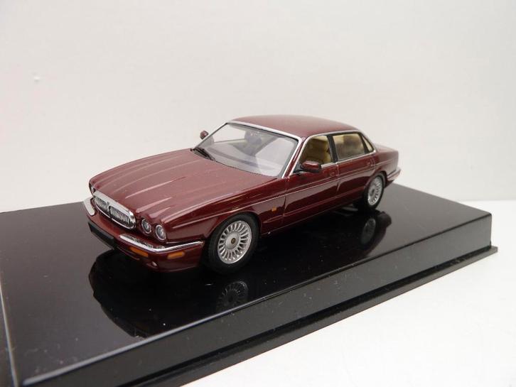 Jaguar XJ8  '' Auto Art '', Hobby en Vrije tijd, Modelauto's | 1:43, Zo goed als nieuw, Auto, Overige merken, Ophalen of Verzenden
