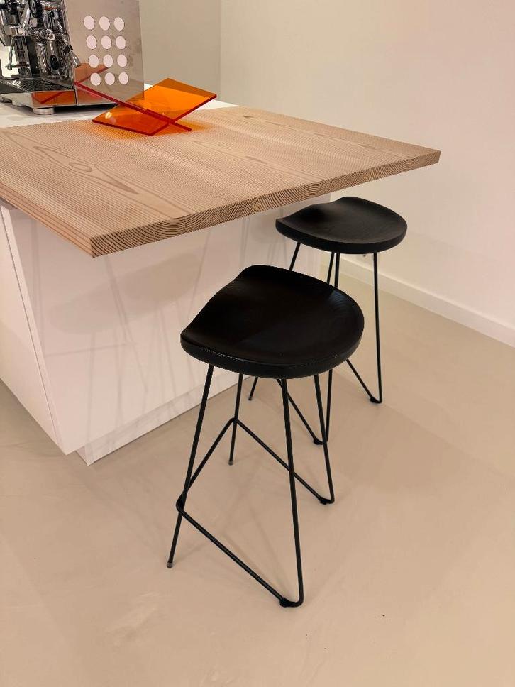 ALMA Barkruk – Massief Zwart Essenhout & Zwart Staal, Huis en Inrichting, Barkrukken, Gebruikt, 60 tot 90 cm, Hout, Metaal, 2 krukken