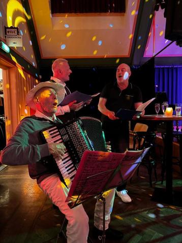 Accordeonist zanger en entertainer beschikbaar voor biedingen