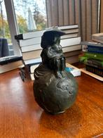 Aardewerk Beeldje - Meisje op Wereldbol, Antiek en Kunst, Ophalen of Verzenden