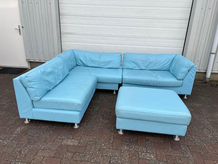 Lichtblauwe Hoekbank met Poef italiaans design leer, Huis en Inrichting, Banken | Complete zithoeken, Gebruikt, Leer, Ophalen