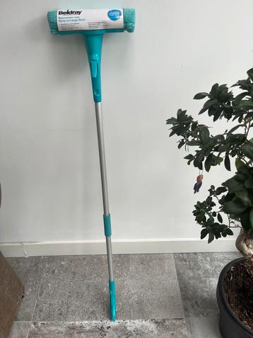 Nieuwe raamwisser met lange steel en spray mogelijkheid beschikbaar voor biedingen