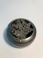 Lieflijk tinnen sieradendoosje met deksel, rond, met bloemen, Antiek en Kunst, Antiek | Tin, Ophalen of Verzenden