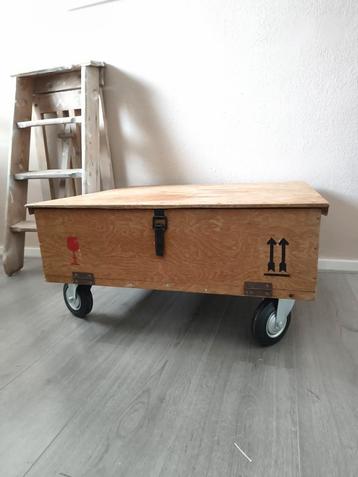 Salontafel hout beschikbaar voor biedingen