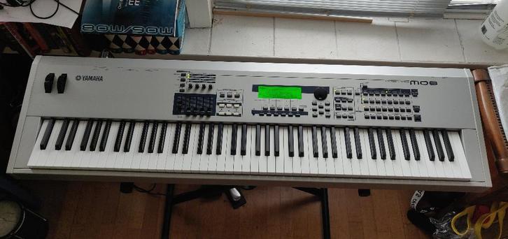 Yamaha MO8 synthesizer, Muziek en Instrumenten, Synthesizers, Gebruikt, 88 toetsen, Yamaha, Met midi-aansluiting, Met standaard