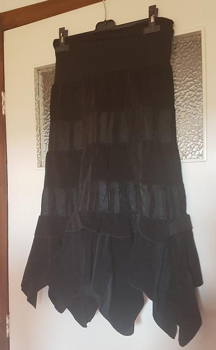 Prachtige luxe strokenrok in zwart 36/38, even kijken., Kleding | Dames, Rokken, Zo goed als nieuw, Maat 36 (S), Zwart, Onder de knie