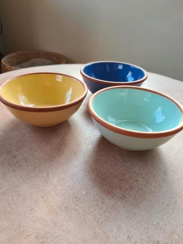 Terracotta geglazuurde schalen. beschikbaar voor biedingen