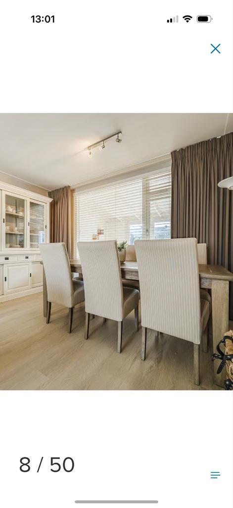Vergrijsde houten tafel met 6 beige gestreepte stoelen, Huis en Inrichting, Stoelen, Zo goed als nieuw, Vijf, Zes of meer stoelen