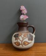 70 jaren D121 Bay schenkkan vaas met een bloemen reliëf, Huis en Inrichting, Woonaccessoires | Vazen, Gebruikt, Overige kleuren