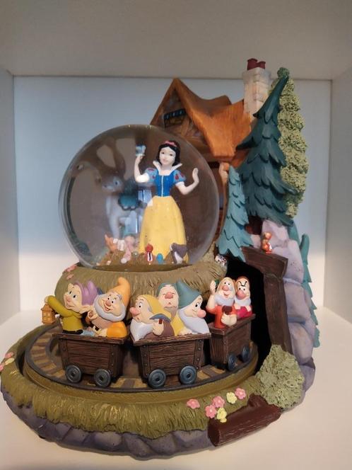 Disney snowglobe / sneeuwbol / snowe globe sneeuwwitje, Verzamelen, Disney, Zo goed als nieuw, Beeldje of Figuurtje, Sneeuwwitje of Doornroosje