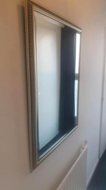 MOOIE SPIEGEL MET DE KLEUREN ZWART/ ZILVER. beschikbaar voor biedingen