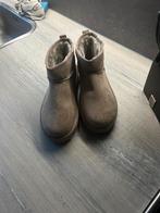 UGG mini, Kleding | Dames, Schoenen, Ophalen of Verzenden, Zo goed als nieuw