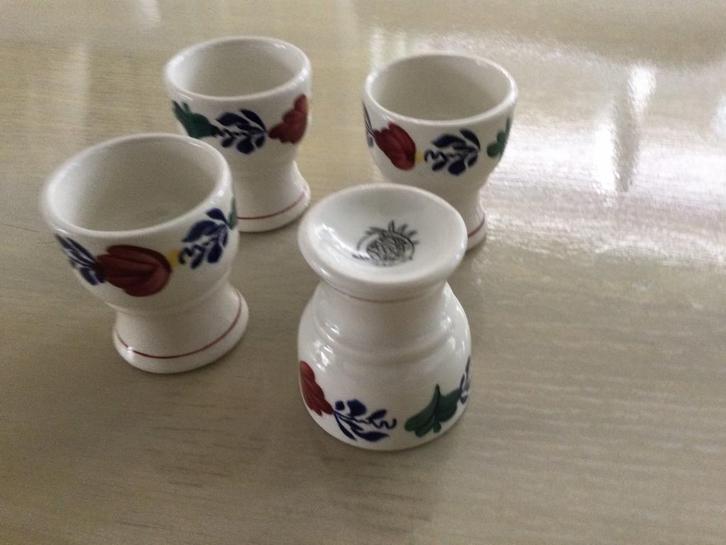 Boerenbont 4 eierdopjes op voetje nieuwstaat, Huis en Inrichting, Keuken | Servies, Zo goed als nieuw, Overige typen, Boerenbont