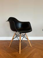 Eetkamer stoel zwart met houten poten, Huis en Inrichting, Scandinavisch minimalistisch, Zwart, Zo goed als nieuw, Eén