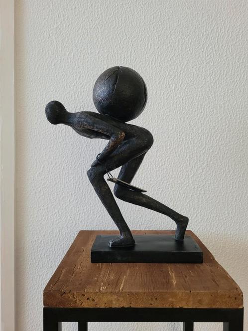 Figuur met de de last van de wereld op zijn rug, Antiek en Kunst, Kunst | Beelden en Houtsnijwerken, Ophalen of Verzenden