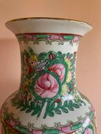 Vintage chinese gekleurde vaas met bloemen, Huis en Inrichting, Woonaccessoires | Vazen, Overige kleuren, Aardewerk of Porselein