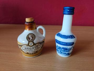Twee lege miniatuur drankflesjes liqueur flesjes beschikbaar voor biedingen