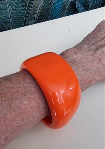 Vintage, 80-er jaren grote oranje kunststof armband beschikbaar voor biedingen