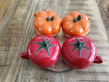 4 keramische soepkommen , 2 pompoenen en 2 tomaten , zgan. beschikbaar voor biedingen