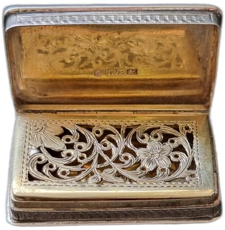 Prachtige antieke 1830 VINAIGRETTE zilver lodereindoosje, Antiek en Kunst, Antiek | Goud en Zilver, Zilver, Verzenden