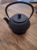 Gietijzeren theepot met onderzetter en theefilter, Huis en Inrichting, Keuken | Potten en Pannen, Ophalen of Verzenden, Gebruikt